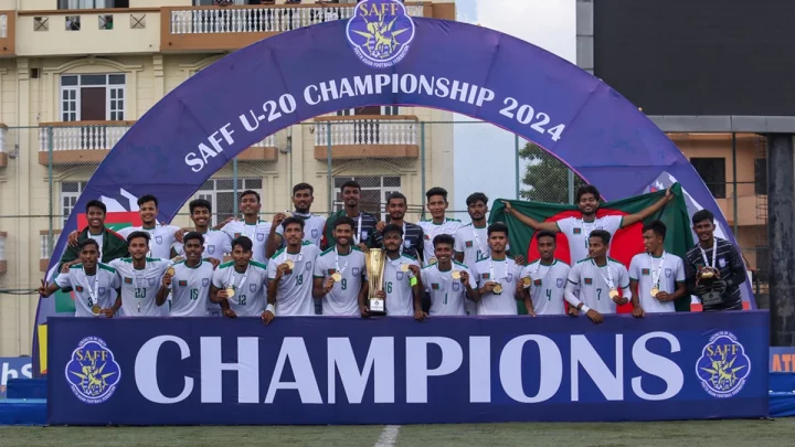 শিরোপা হাতে দেশে ফিরলো সাফ চ্যাম্পিয়নরা