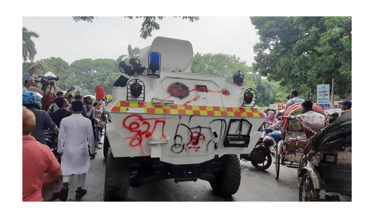 পুলিশের সাঁজোয়া যানে লাল রং দিয়ে ‘ভুয়া’ লিখলেন আন্দোলনকারীরা