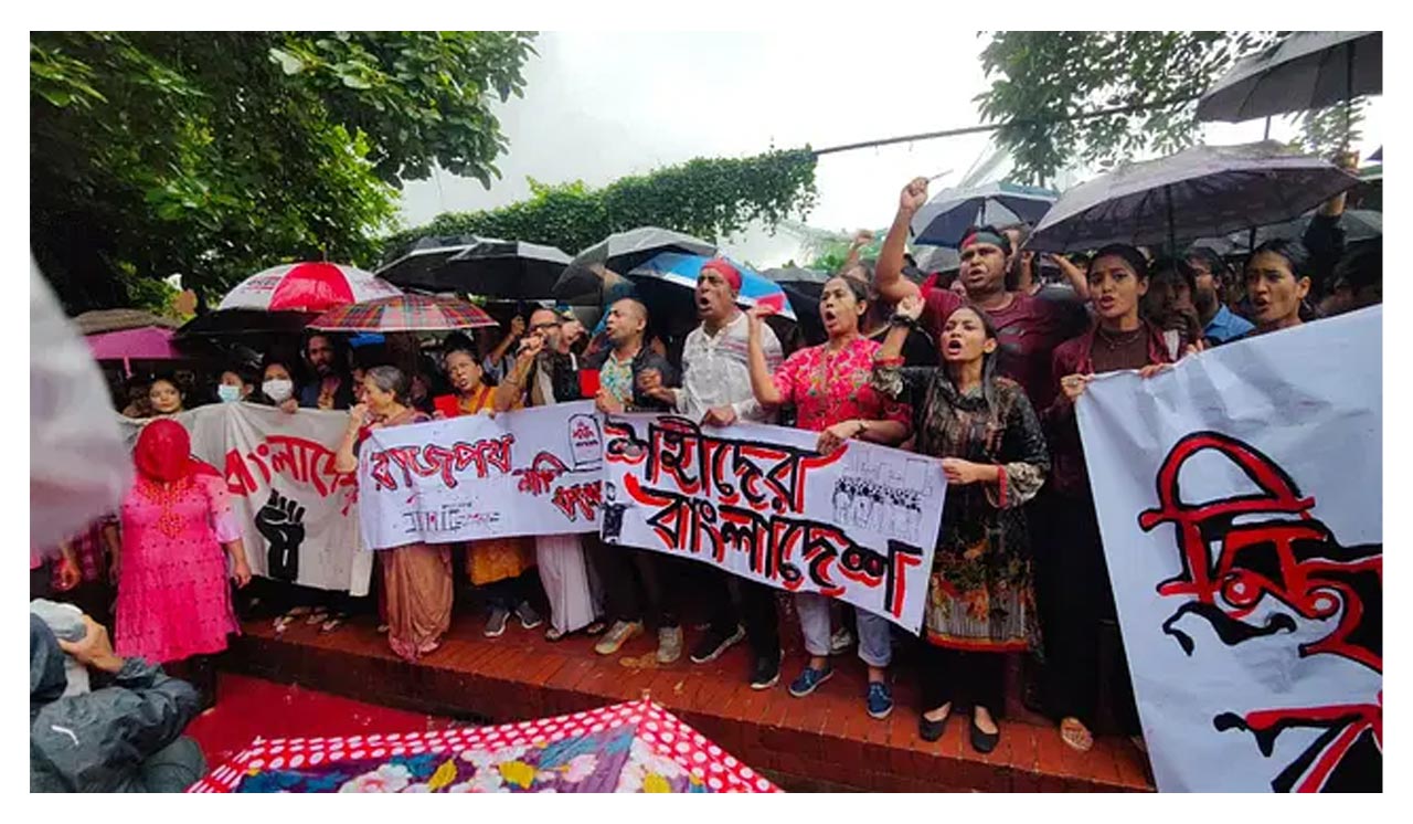 ধানমন্ডিতে শিল্পীদের সমাবেশে সাড়া দিলেন জনতা