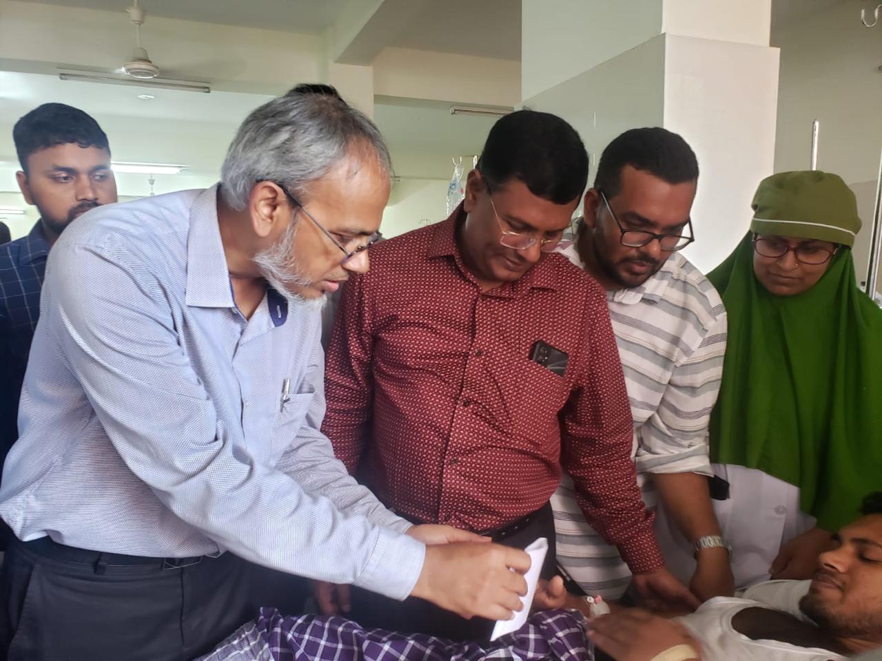 অসুস্থ ছাত্রদের তারেক রহমানের আর্থিক সহায়তা দিলেন ডা. রফিক