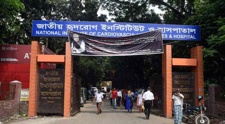 আত্মগোপনে থেকেও কক্ষ দখল করলেন  আওয়ামী পন্থী চিকিৎসক