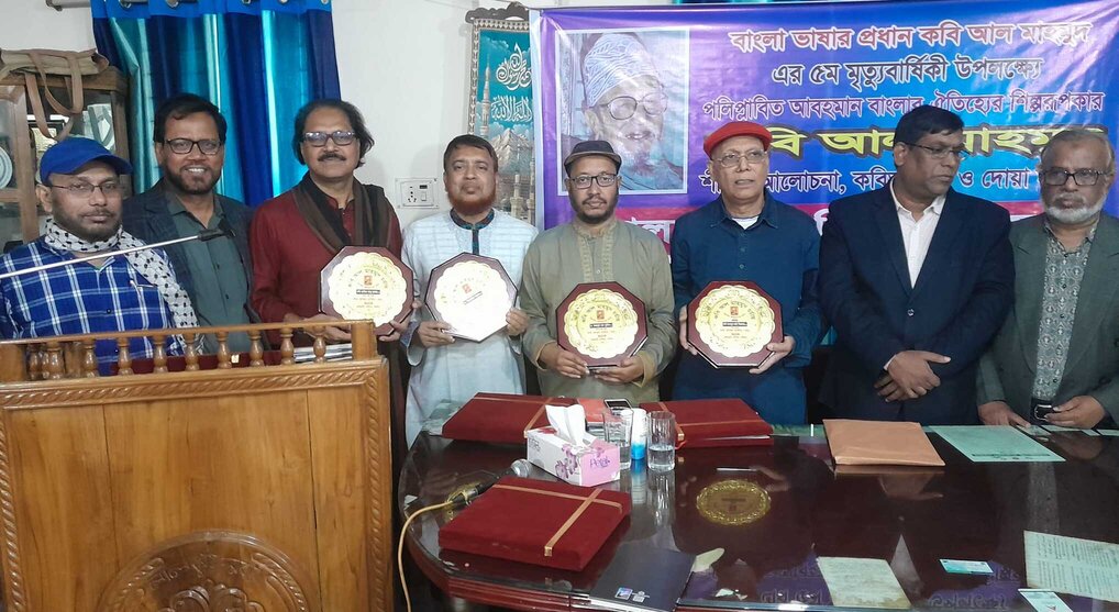 লালকুঠি সাহিত্য পরিষদ পদক পেলেন চার গুনী লেখক 